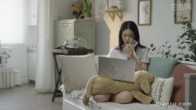 年轻<strong>女人</strong>使用电脑起居室视频