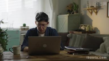 年轻男人使用电脑网上冲浪生活方式影视宣传视频