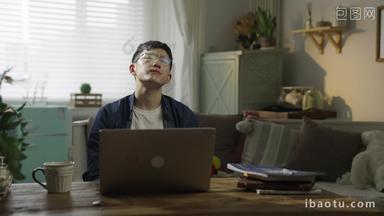 年轻男人使用电脑家起居室画面