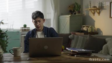 年轻人使用电脑网上冲浪轻松笔记本电脑清晰视频
