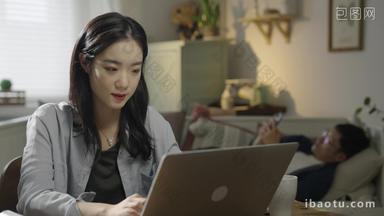 年轻女人使用电脑互联网影视高清视频
