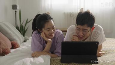 年轻情侣使用电脑微笑满意丈夫视频