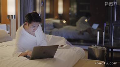 青年男人在酒店客房里使用电脑