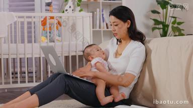 年轻<strong>妈妈</strong>带着宝宝使用电脑