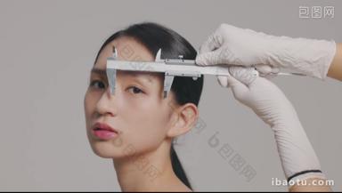 整形医生测量女人面部手横屏影像