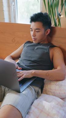 青年男人在家玩电脑
