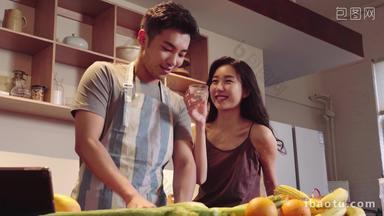 青年夫妇情侣爱开放式厨房蔬菜
