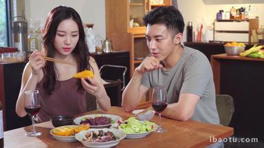 年轻夫妇吃饭筷子休闲生活酒杯镜头