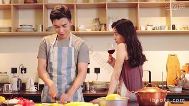 青年夫妇做饭围裙膳食视频