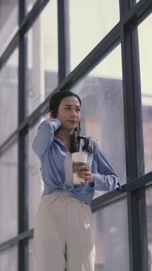 倚在窗边喝奶茶的白领视频