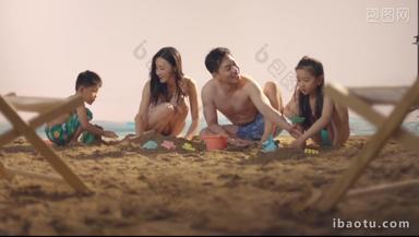 快乐的四口之家在沙滩上玩耍