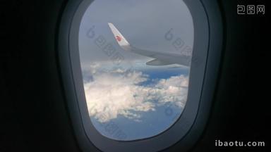 透过飞机窗户航拍起伏的地形运输高清视频