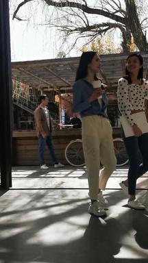 两个青年女白领边走边聊步行休闲装视频