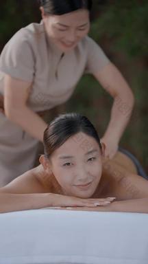 户外年轻女人做背部按摩趴着白昼高清视频