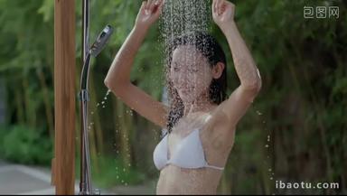 年轻女人洗澡湿性感舒适实拍