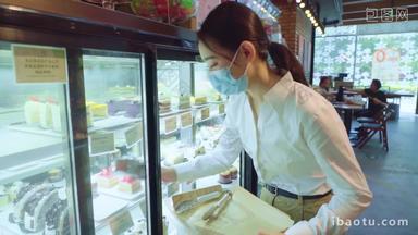 青年女人购物货架病毒蛋糕店视频