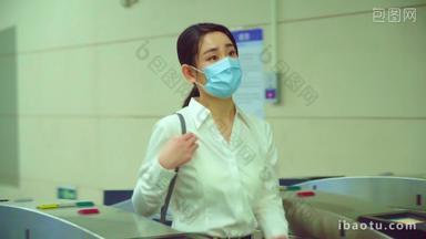 青年女人通勤者防流感口罩预防新型冠状病毒发短信宣传视频