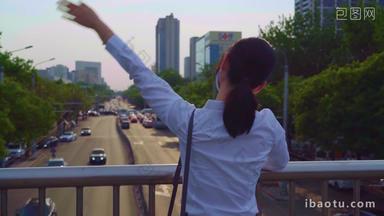 年轻女孩逛街防流感口罩建筑城市高清视频