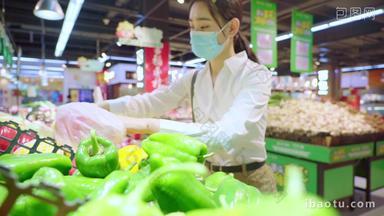 戴<strong>口罩</strong>的青年女人在超市选购蔬菜