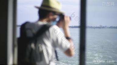 渡船上的游客看向海面游轮实拍