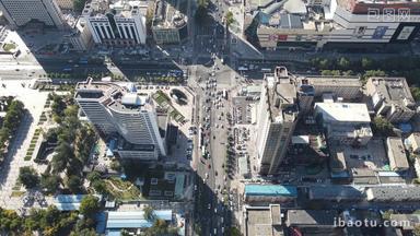俯拍城市十字交叉路口拥堵的交通航拍