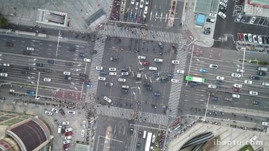 俯拍城市十字交叉路口拥堵的交通航拍
