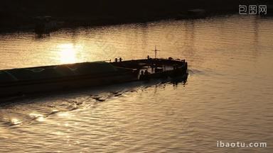 货船驶过金色河面超高清视频素材