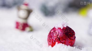 <strong>圣诞</strong>节雪地上的红色<strong>圣诞</strong>球