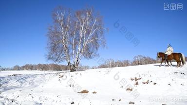 冬天<strong>草原</strong>雪地上骑马的牧民视频