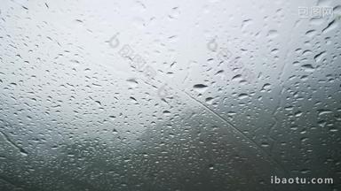 实拍车窗外雨滴滴水