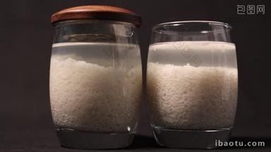 冷热水分别把米粒泡胀的过程