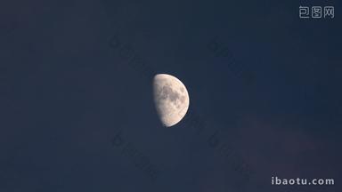 夜晚盈凸月半月实拍4k