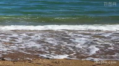 实拍夏日海浪拍打沙滩鹅卵石
