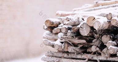 冬天<strong>北方</strong>下大雪中的木头干柴垛