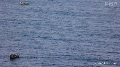 在海上垂钓的渔船渔夫实拍4k