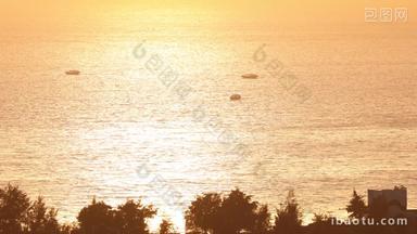 <strong>夕阳</strong>在海面上的渔船实拍4k