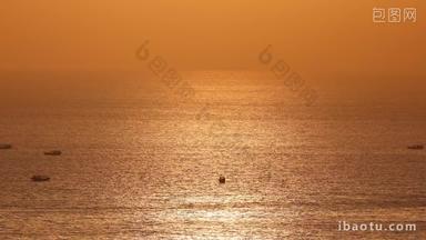 夕阳在海面上的渔船实拍4k