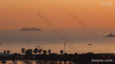 夕阳在海面上的渔船旅游景区实拍4k