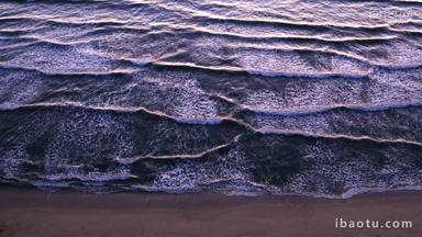 日出日落氛围下的海滩浪花实拍4k