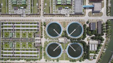 俯拍城市工业污水处理厂
