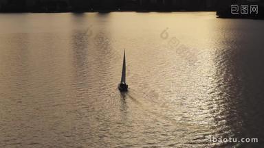 航拍黄昏下湖面中的帆船