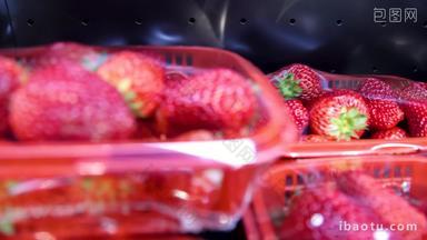 货架上<strong>保鲜</strong>盒里的草莓水果