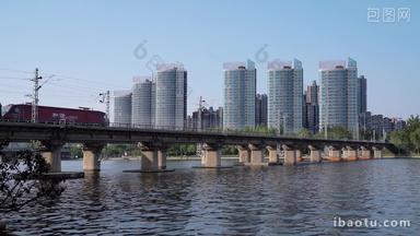 京杭大运河行驶的<strong>高铁</strong>和谐号高架