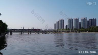 京杭大运河行驶的高铁和谐号<strong>高架</strong>