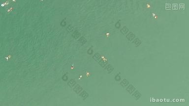 4K航拍夏日河中游泳人运动群锻炼身体