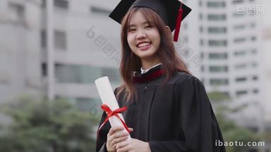 成功从大学毕业的亚洲女孩
