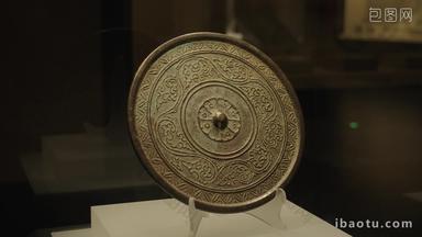 博物馆展示古代文物铜镜