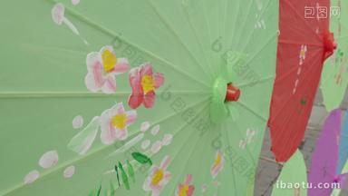 公园里装饰的绢纱伞