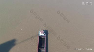 航拍长江中行驶的货船