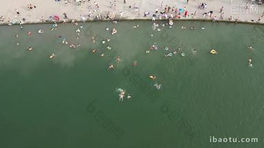 航拍夏季河中游泳嬉戏的人群